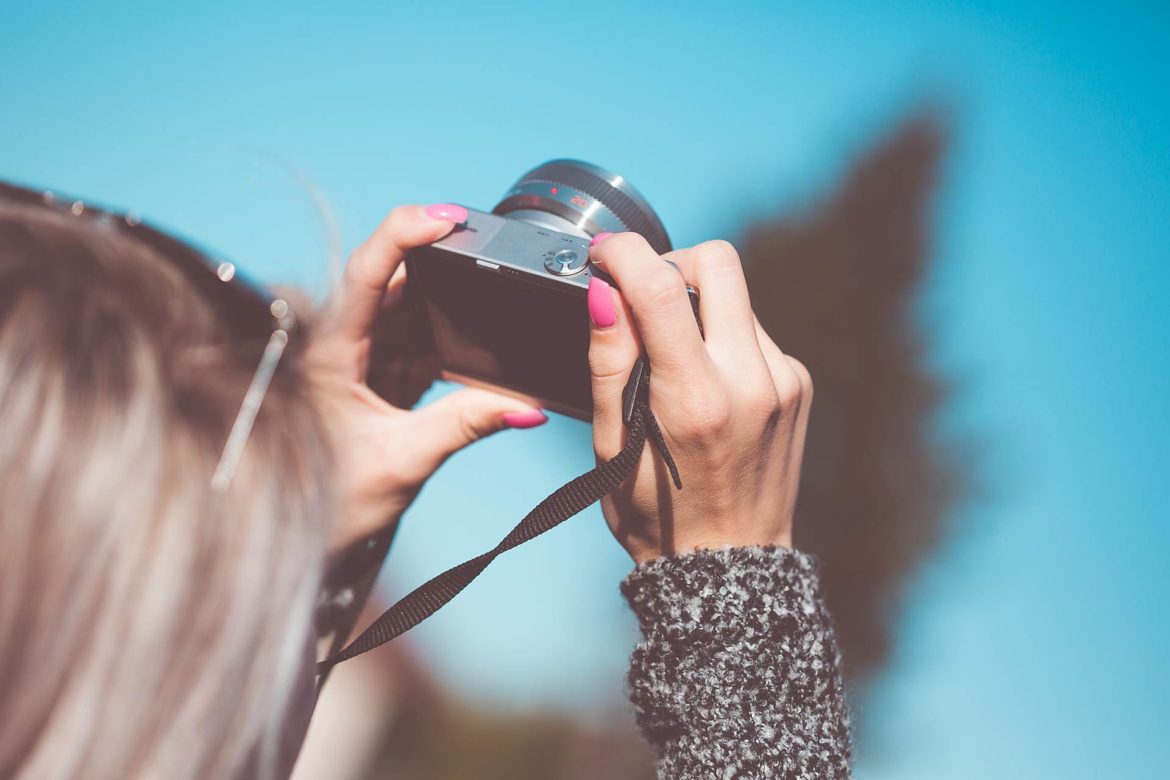 Taking a Photo with Small Mirrorless Camera